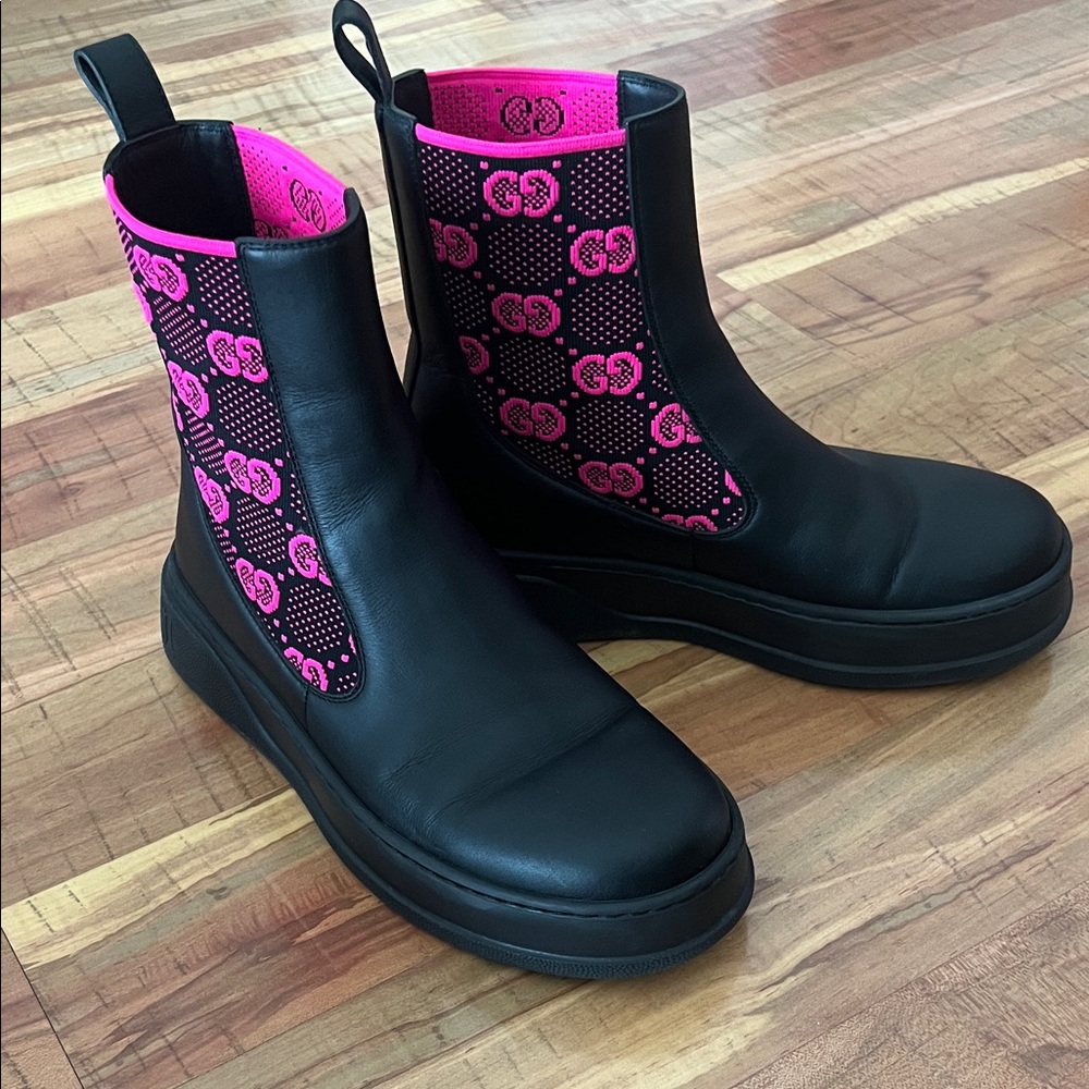 Gucci Black Leather Supreme Chelsea Boots with Hot Pink Logo Panels
